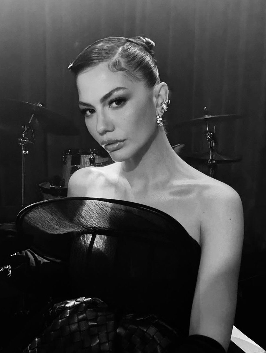 Gahnheems010244's tweet photo. Proud of Demet she continue to SHINE with out trying...beautiful, great actress, fown to earth..
#DemetÖzdemir 
#EsrefRueya 
#ontalent 
#kanald https://t.co/fFuc7a46IF
