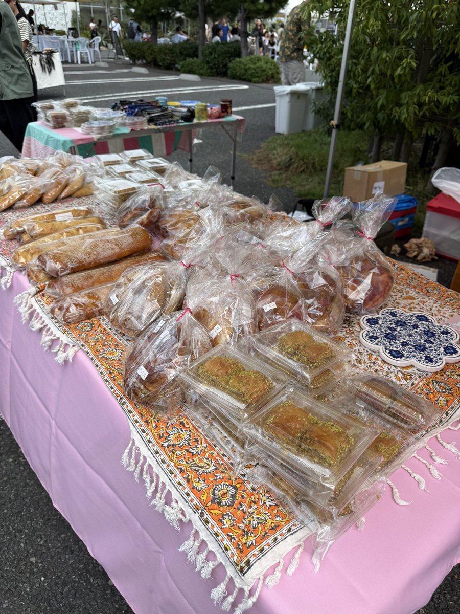 湘南T-SITEのアジアンマーケットにきてるんだけど、インド刺繍にトルコのパンに台湾料理に…アジアをぐるっと巡れるのが楽しすぎる😆