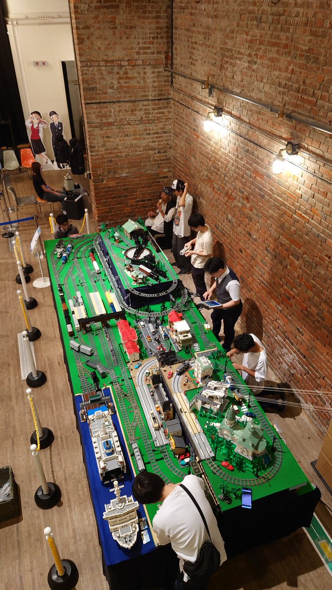 tsutetchi's tweet photo. こんちゃー(｡･ω･｡)ﾉ
Ｌゲージ推進機構鉄道ジオラマブースにて、津軽鉄道の車両のドアップを激写。
つてっちー、機関車を持たせてもらったんだけど、レゴ職人スゲーって感じでした。
ダンボリアンつてっちーの次はレゴつてっちーも😚 https://t.co/lTrSnpLElr