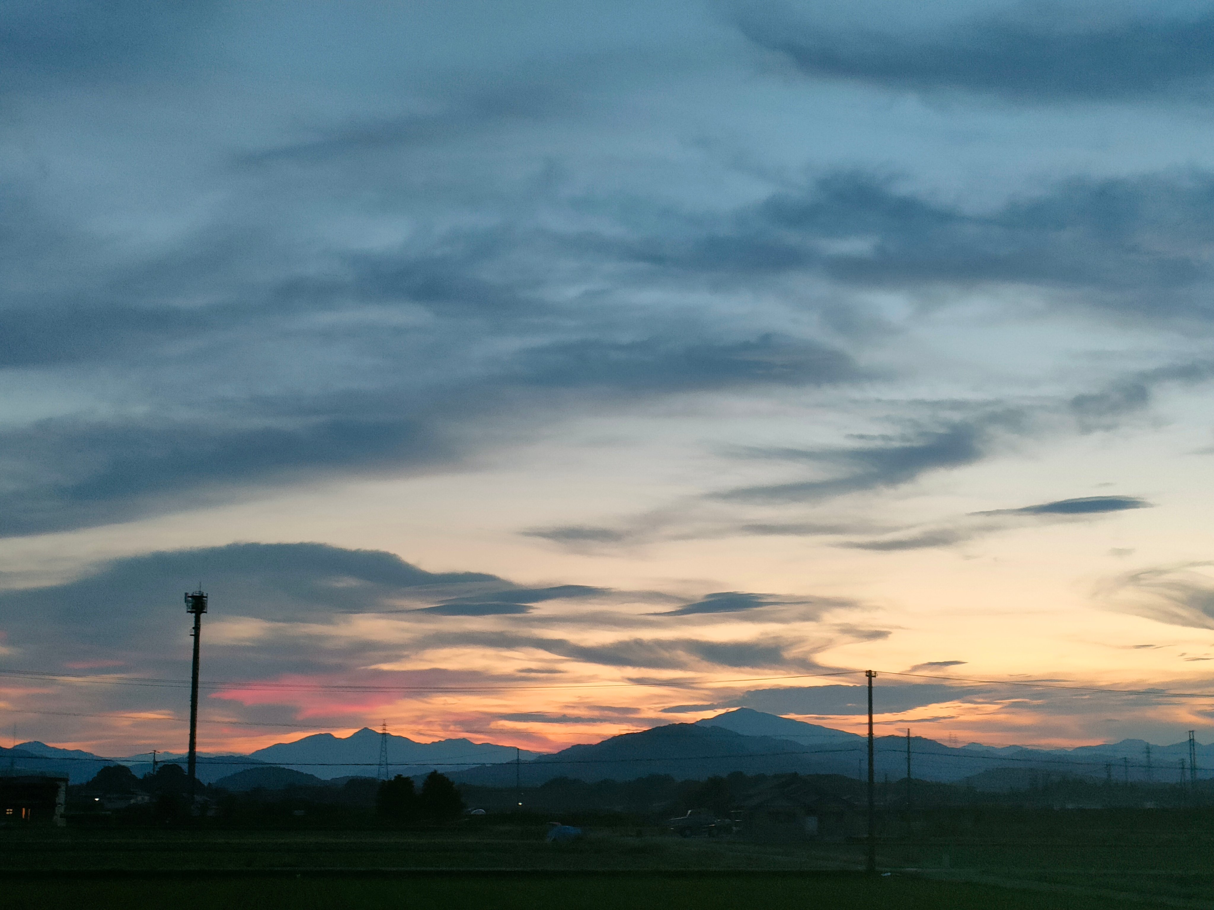 YOU+MORE!移りゆく空色のカーテンマルチクロスの会　宵の空と夕焼けの空 特別な空の風景を朝から夜まで再現した「移りゆく空色のカーテン