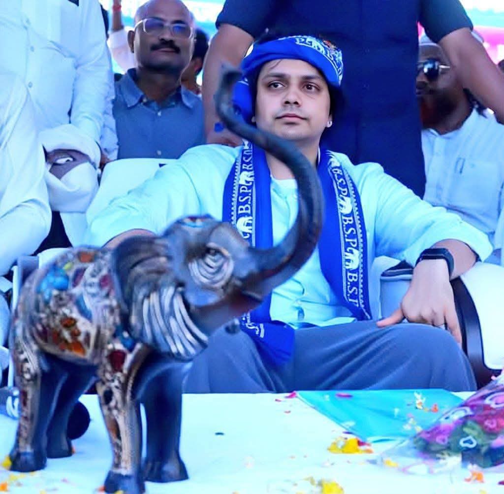 हाथी की हुंकार से गूंज रहा है इतिहास,
सबके दिलों में छाएंगे बसपा के आकाश।
#बसपा_है_तो_वजूद_है 
#बसपा_मतलब_सबका_भला