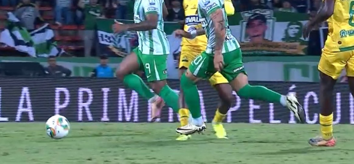 Es increíble <a href="/Dimayor/">DIMAYOR</a> que el juez MATOREL vea que el jugador del <a href="/nacionaloficial/">Atlético Nacional</a> pise al jugador del <a href="/ABucaramanga/">Atlético Bucaramanga</a> y le saque 🟨 a quien recibe el pisotón! NO HAY DERECHO <a href="/jotasmantilla/">Jotas Mantilla</a> <a href="/serpra72/">Sergio Prada</a> <a href="/andresmarocco/">Andres Marocco</a> <a href="/Juanmgonzalez56/">El Profe Juan Manuel</a> <a href="/julitellez9/">Julian Tellez</a> <a href="/titopuccettic/">Tito Puccetti</a> <a href="/MelukLeCuenta/">Gabriel Meluk</a>
