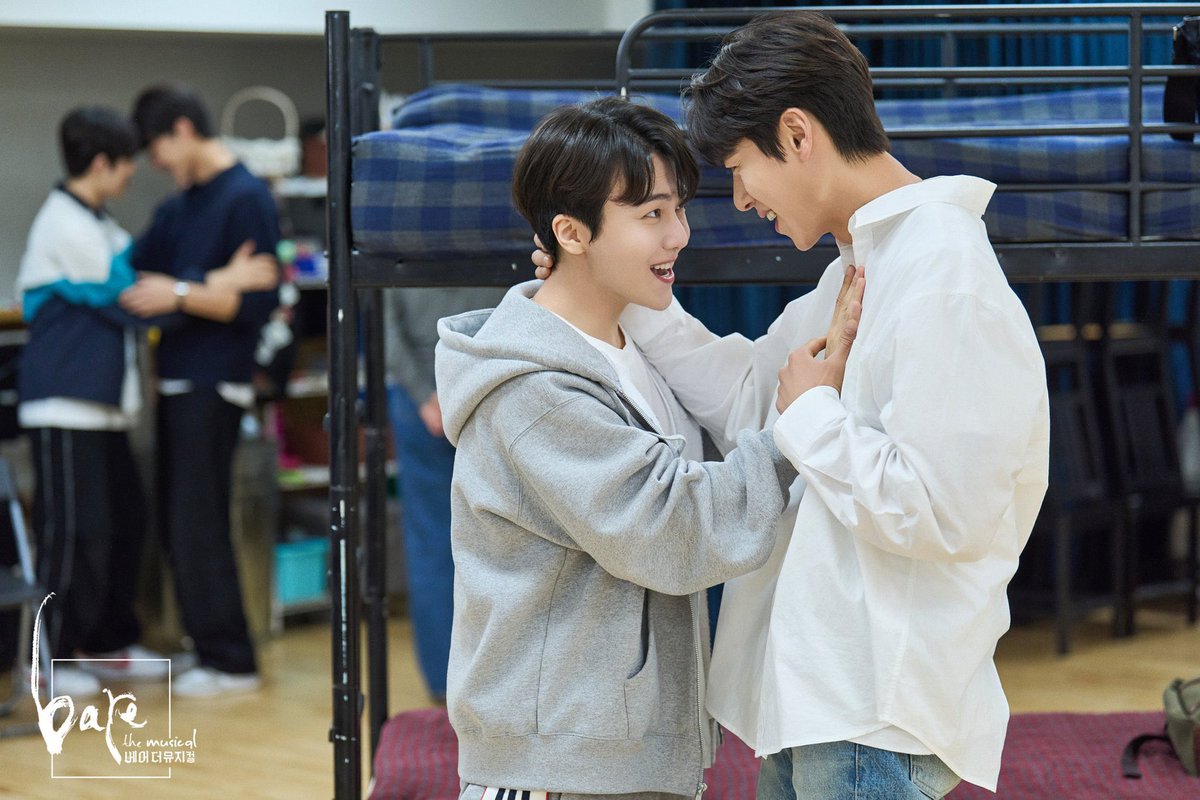 syochya26's tweet photo. 난 이 사진이 너무 웃긴 거 같아 https://t.co/bykd34F3Pq