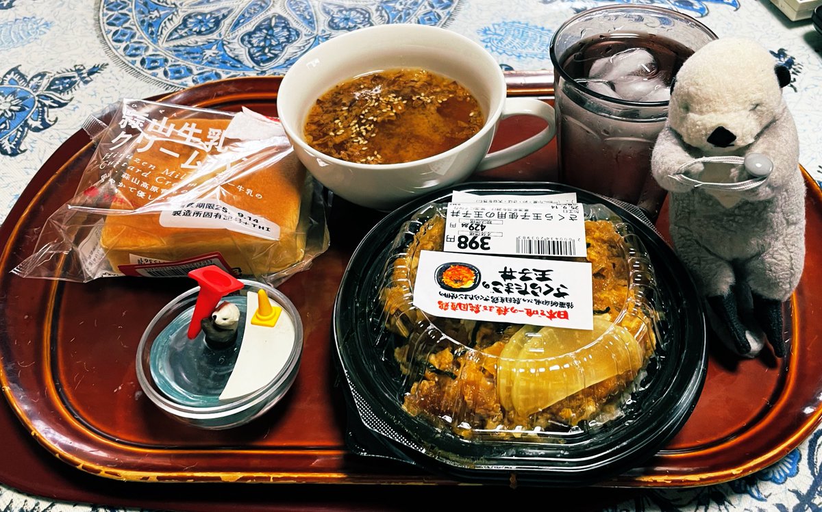 #昼ご飯
#玉子丼
#タマネギスープ

2025.9.14
日曜日
世界陸上を見ながら
昼ご飯は玉子丼
タマネギスープ
菓子パン
いただきまーす