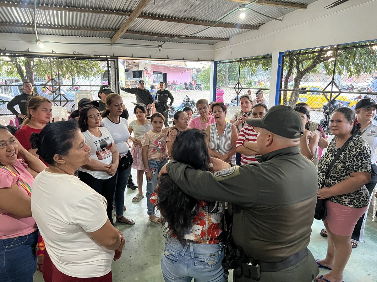 Trabajamos por mujeres empoderadas y seguras. En la comunidad de Paloquemao, a través de la Oficina de la Mujer y Género, realizamos una jornada integral de sensibilización junto a la Policía Nacional de los Colombianos - Patrulla Púrpura, nuestro equipo de Gestión Social🧵