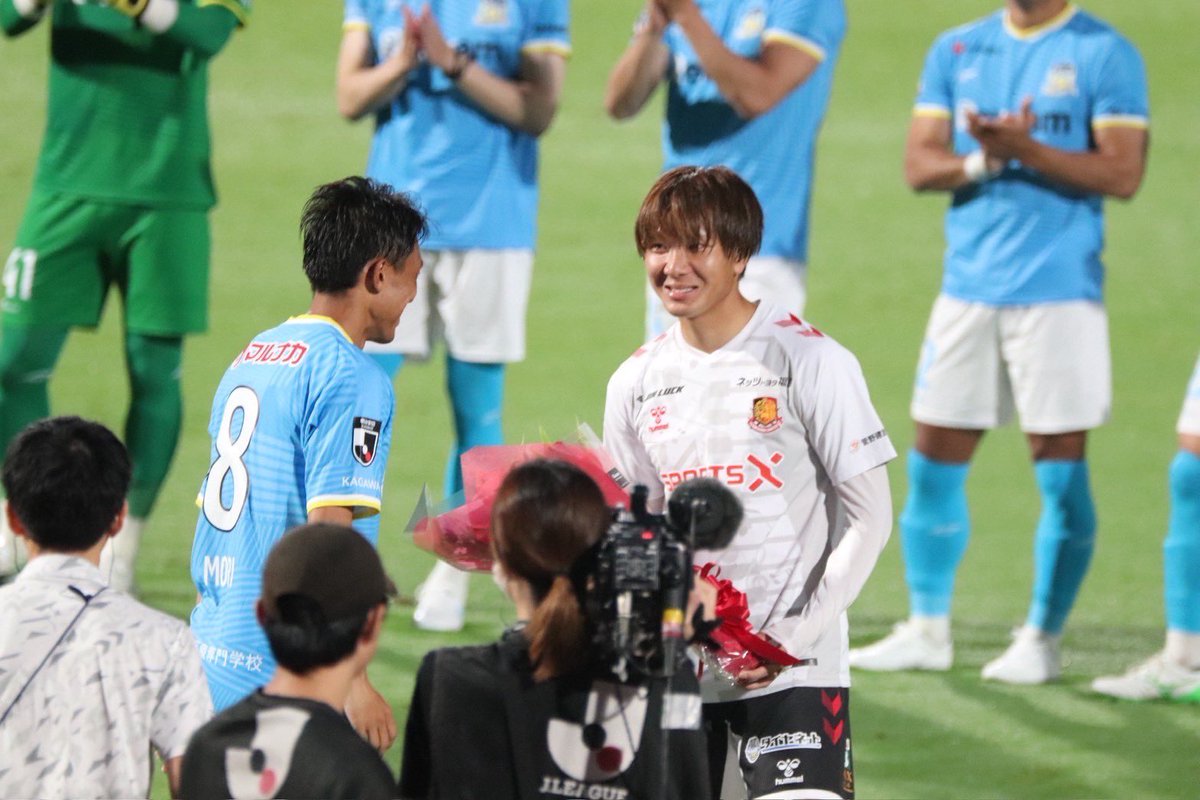 jリーグ通算200試合のセレモニーのタイミングで対戦相手がカマタマーレ讃岐だったという事で兄に花束を渡して貰いました。小さい頃からずっと憧れを持ってたので感慨深かったです。
これからもお互い頑張っていこう💪