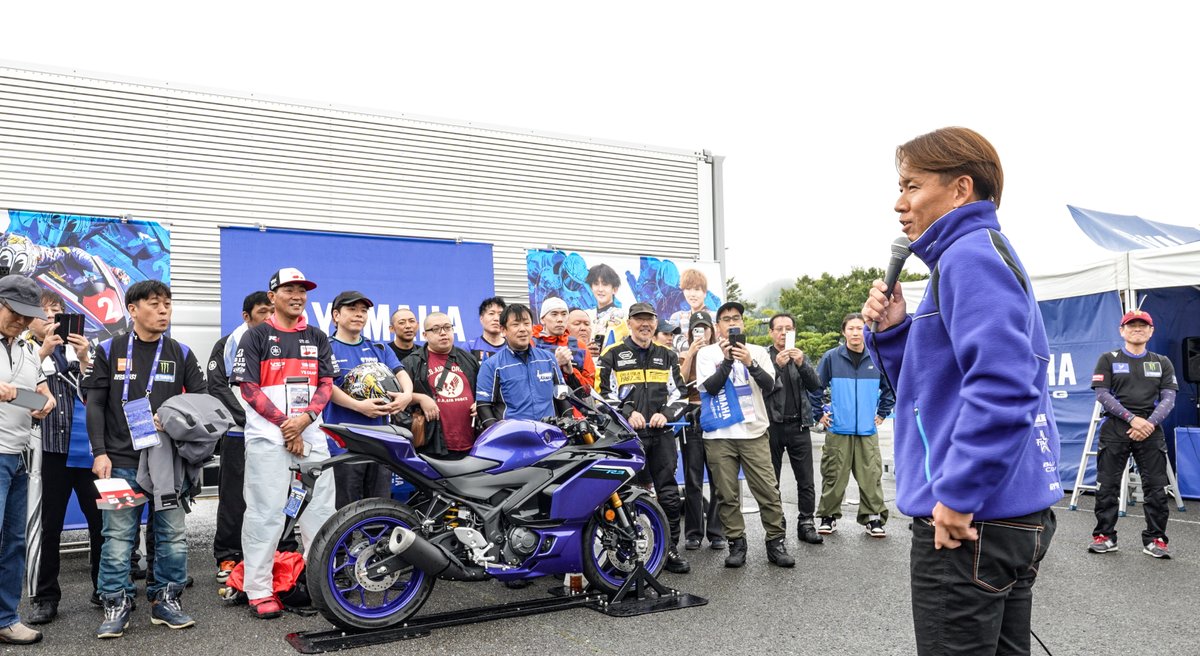 yamaha_race's tweet photo. 全日本ロードレース選手権 第5戦オートポリス（大分）
今回の📣応援団は #YSP佐賀 のお客さま数十名をはじめ、九州各地のYSPから多くのお客さまがオートポリスに🏍️駆けつけてくださいました！
今回も非常に❤️心強い限りです。ありがとうございます。

今後の天候が心配ですが、中須賀選手も大応援団に📢「今大会は好調なので、ぜひ皆さんに🏆勝利を届けたい！」とメッセージ。

JSB1000の決勝レース2は14:20スタート予定です。

ライブ配信📺やSNSなど、中須賀選手をはじめ、ヤマハライダーに💪力強い応援をお願いします。
https://t.co/KxqhfIWR0z
#全日本ロードレース #R1 #YAMAHA
