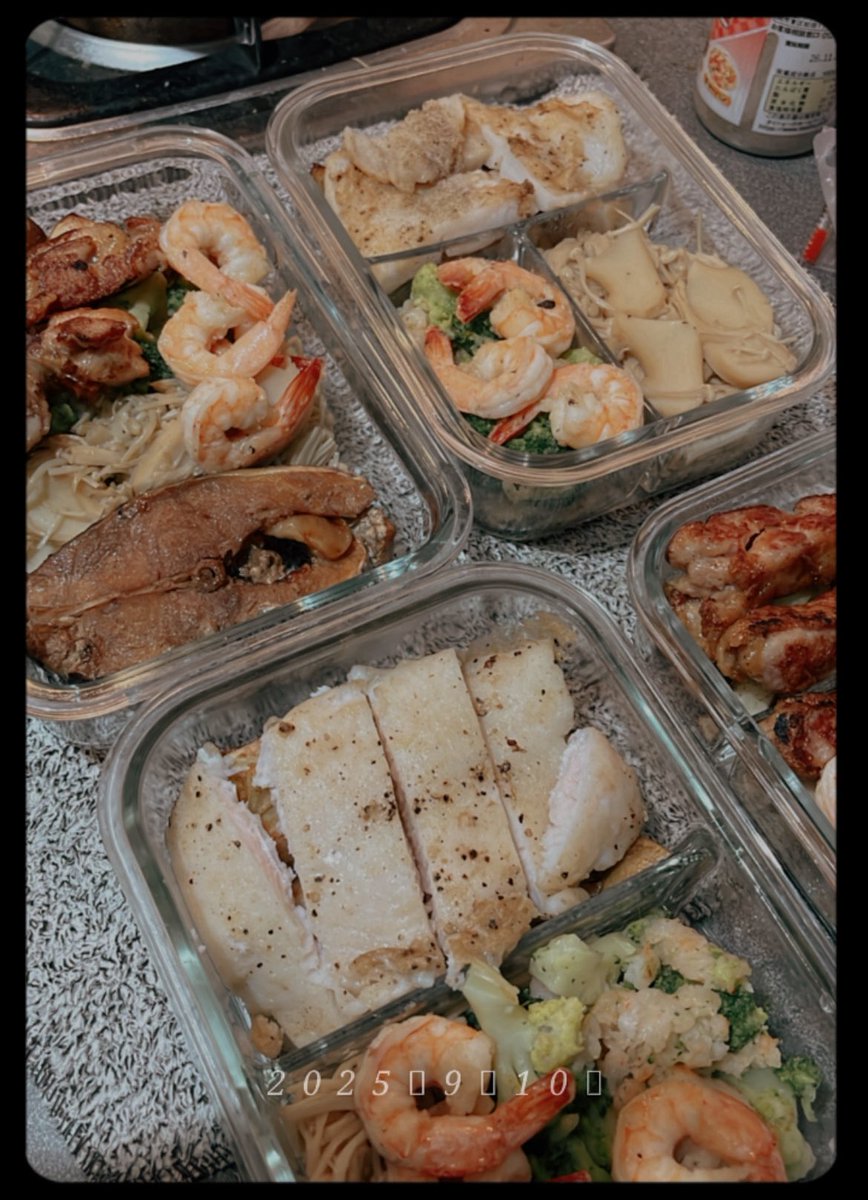 菜很少的肉食系便當
吃素積陰德？
沒有可能
我其實是便當系女推吧
#嫩煎雞腿 #香煎魚排 #生日月