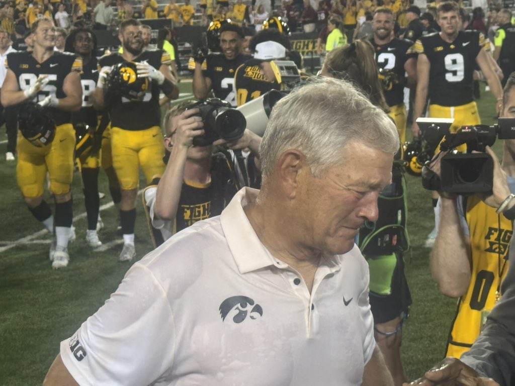 DavidEickholt's tweet image. #EmotionalKirk in full swing now that he is the Big Ten’s all-time wins leader:
