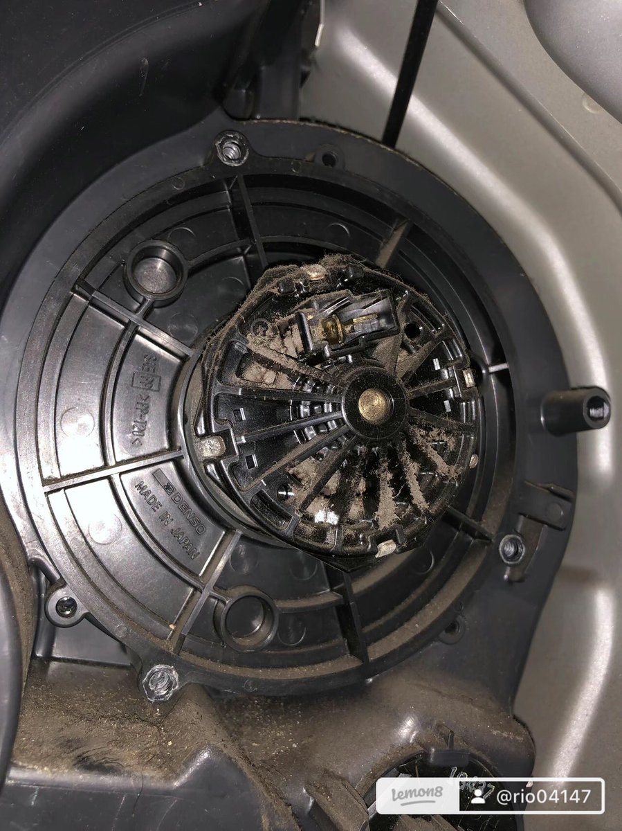 YAXILE2's tweet photo. 今日は社用車のエアコンが動かなくなったので症状を伝えて部品を代わりに頼んでもらい車屋にお願いすると¥3万円近く掛かるらしいので自分で交換✨

たどり着いて部品が付いてる場所だけ教わり交換したら10分で終わった👍

車屋にお願いしたら工賃が馬鹿らしい。 https://t.co/UCr8eZJui8