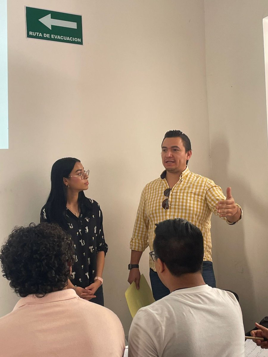 📚 En la Escuela Municipal de Cuadros León seguimos fortaleciendo nuestra formación política.

Gracias a Yara Durán y Fernando Anibal por compartir su experiencia sobre los Documentos Básicos del #PRI con nuestra primera generación. 🙌

#SomosReyesHeroles #LeónMereceMás
