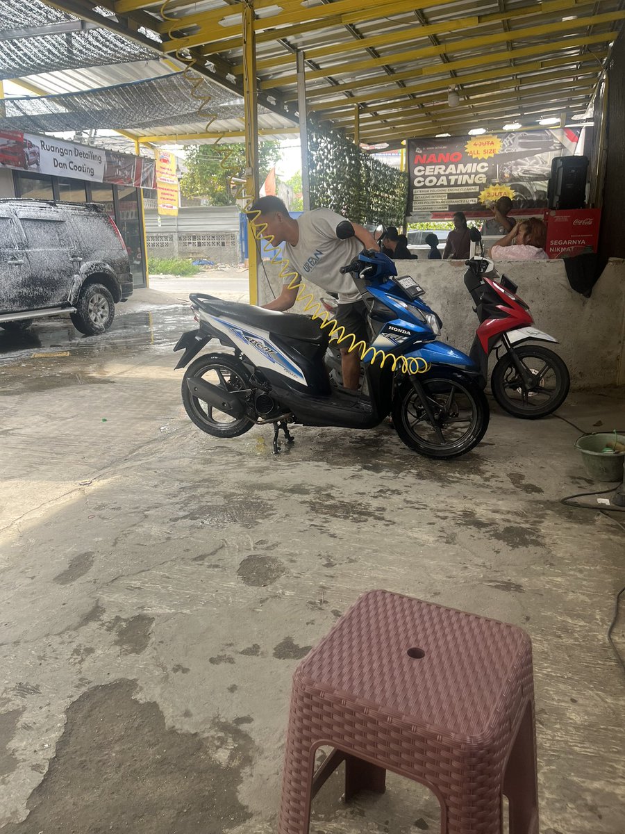giaprinatama's tweet photo. Kalo gak disempetin nyuci si biru bakalan dekil banget 🤣🤣🤣 untung lagi gak mager!🫣 https://t.co/2BA8gRntZc