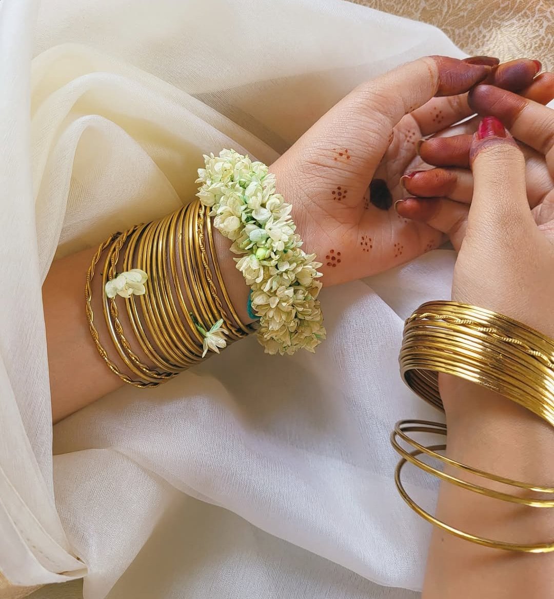 जो हारा हो उसको तनिक सा सहारा भी... बहुत है!

प्रेम को फिर से हरा करने के लिए उस शख्स की एक-आध याद भी बहुत है।
#आर्चिश_