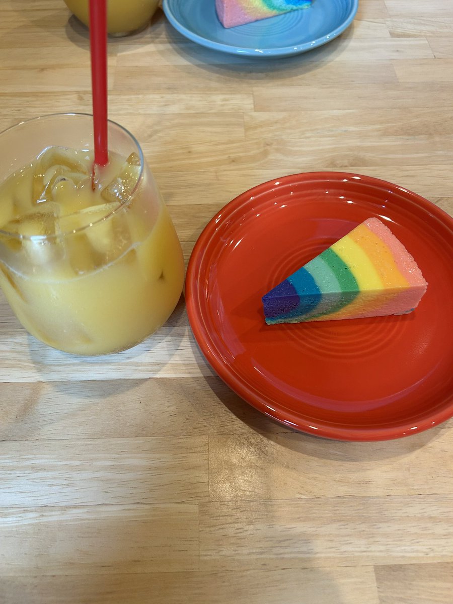 レインボーチーズケーキとオレンジジュース