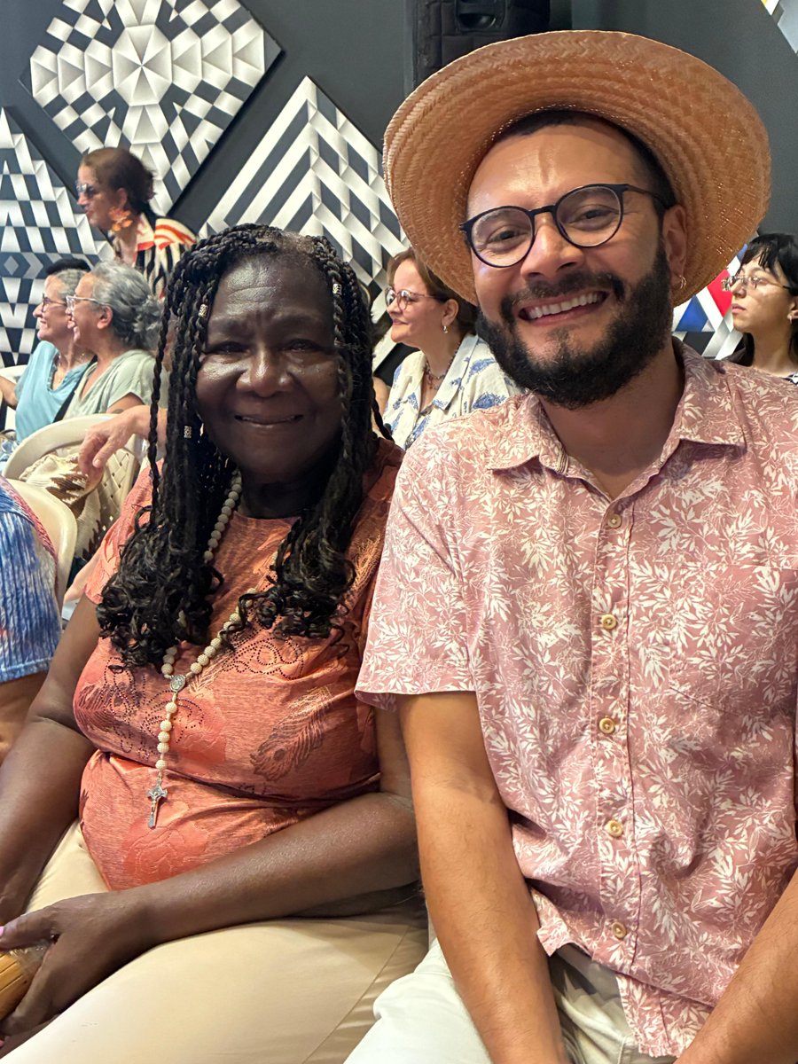 Yo siendo el niño feliz al lado de la Poeta Mary Grueso, que es la primera mujer afro recibida en la academia colombiana de las letras.