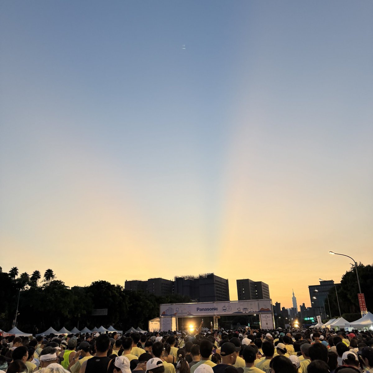 睡不到五小時就來陪弟弟完成人生第一場馬拉松，不過是12K而已