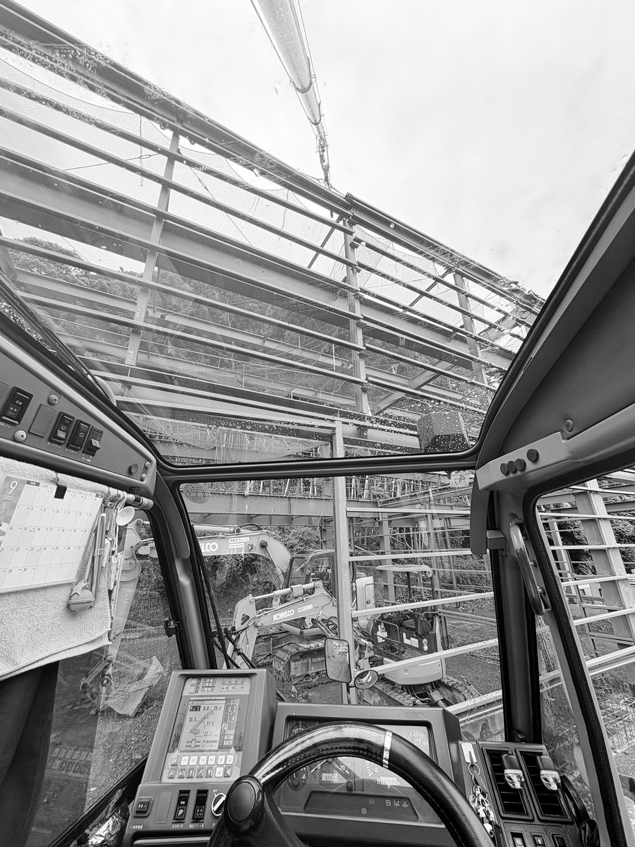 初25t孫✨
伐採終りの後処理で少し乗せてくれました♪
親フックでブーム叩きすぎて、フック落ちてくる
かと思いました💦
難しい😓
良い経験になりました😚

お疲れ様でした♪