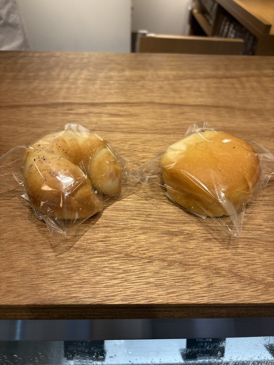 教えてもらったHANAKAGOさん
塩パンがもっちりで美味しい✨
雑貨店の隅にパンが置いてあるので、自力では気がつきにくそう