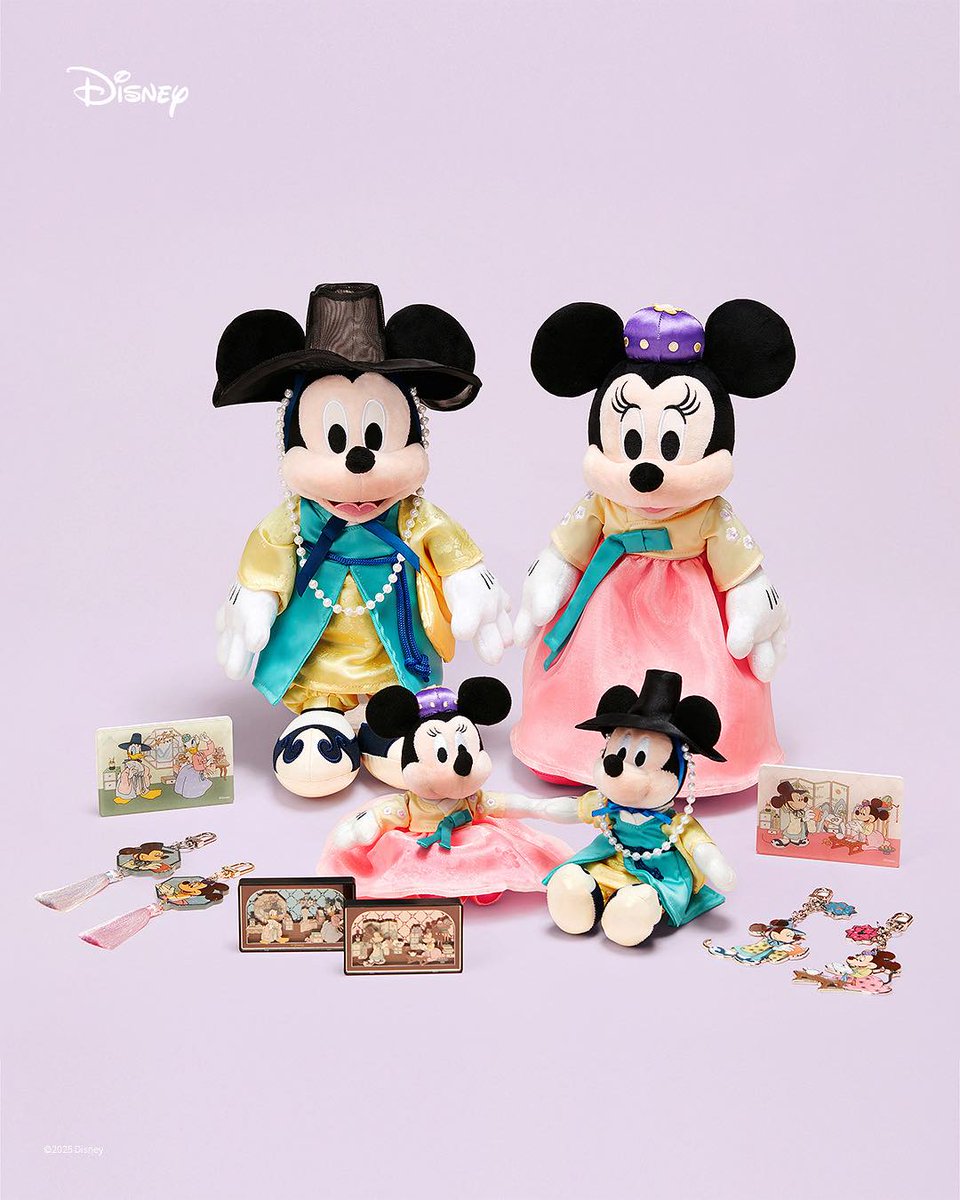 ミッキー&amp;ミニーの韓服バージョン可愛すぎ😩💗

前シーズンに大人気で完売した「ミッキーインソウル」シリーズが復活するよ🥹

韓服のぬいぐるみも可愛いし、韓国伝統デザインのキーホルダーもあって使いやすそう💕

9/15（月）カカオトークギフトで先行発売📅
その後各種オンラインストアで販売予定🎀