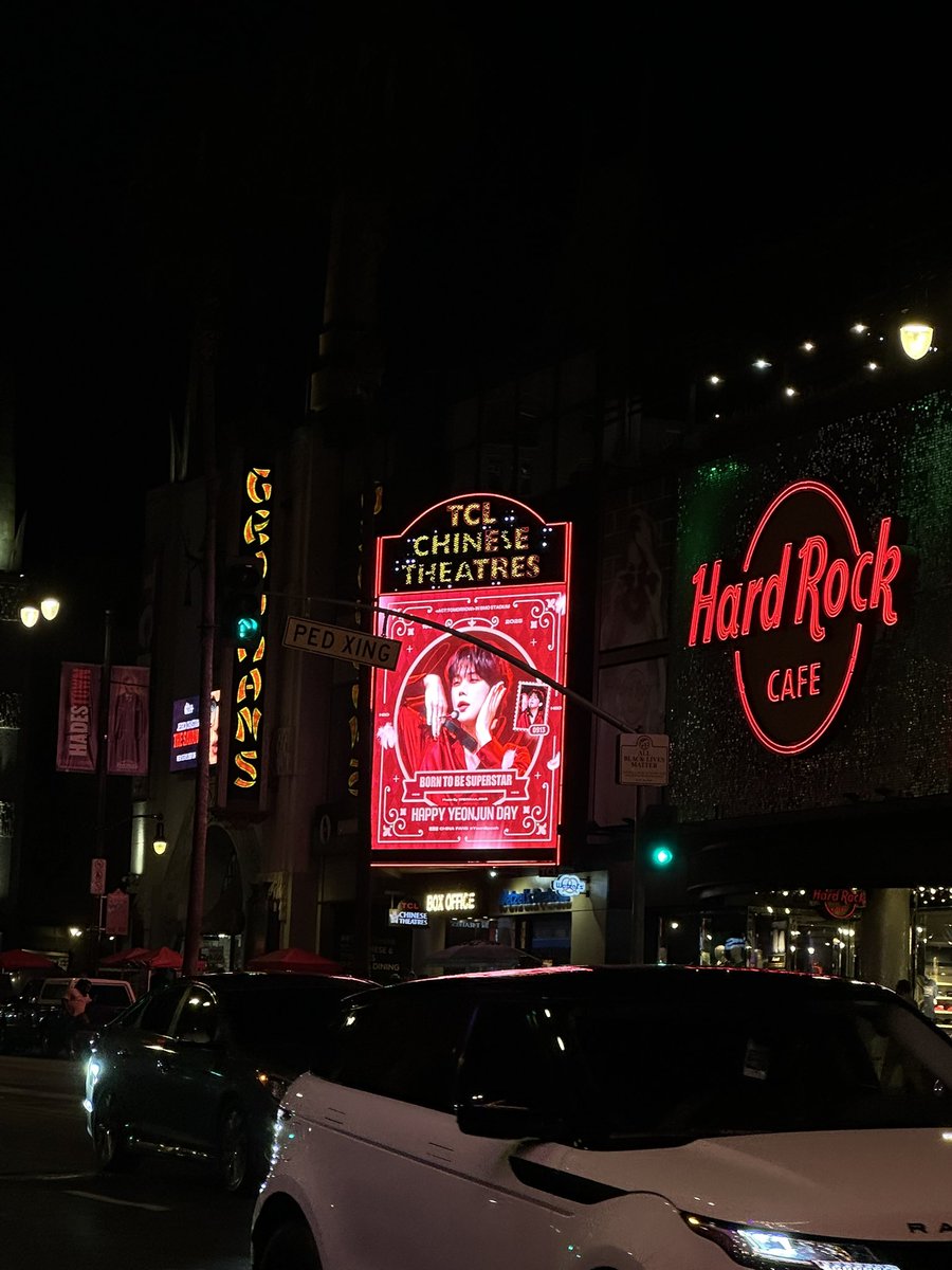 TXTOPlA's tweet image. YEONJUN BDAY SIGN ON HOLLYWOOD BLVD OMFG I JUMPEDKRJSK