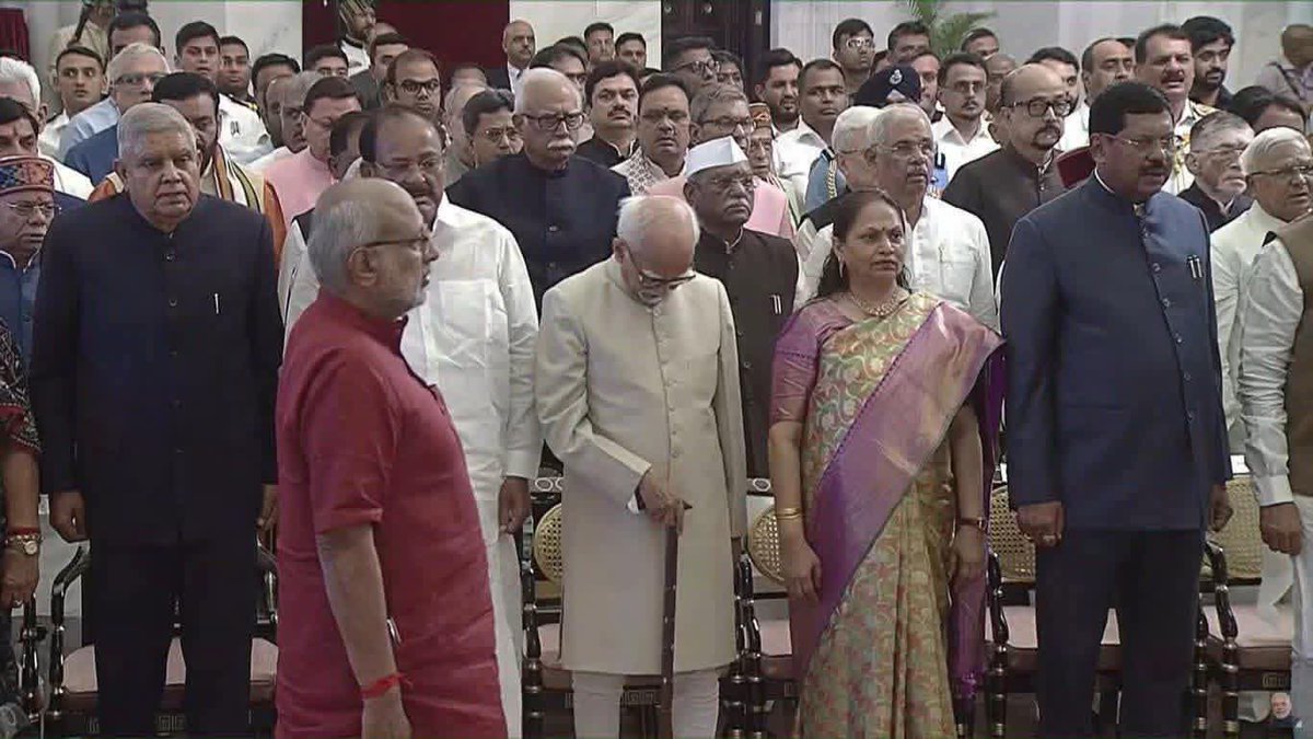 iVijayNaithani's tweet image. उपराष्ट्रपति रहते हुए
-हामिद अंसारी प्रतिदिन 12 बजे नमाज पढ़ने चले जाया करते थे

-फिर वापस नहीं आते थे

-इससे राज्यसभा का कामकाज प्रभावित होता था 

- मायावती ने हामिद अंसारी को ऐसी डाँट पिलाई के वो हकलाते रह गये

➖ राष्ट्रगान के समय  हामिद अंसारी सिर झुकाए खड़े हैं
#HamidAnsari