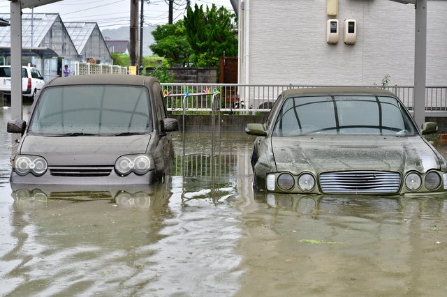 takumi_interior's tweet photo. 【水没車の車内クリーニングの施工受付について】

先日の大雨により、お車が水没してしまった方からのお問い合わせが殺到しております。

現時点で既に数十台が入庫しているため、しばらくの間は【水没���両以外の新規受付を中止】させていただきます。申し訳ございません。

【水没】【浸水】してしまったお客様は、引き続きご案内いたしますので、メール又はお電話にてお問い合わせください。

一般社団法人 日本自動車レストレーション協会
03-6451-9612
info@japan-ara.or.jp

#車内クリーニング
#車内消毒
#車内カビ
#室内消毒
#室内消毒
#水没
#浸水
#記録的大雨
#氾濫
#冠水
#ゲリラ豪雨