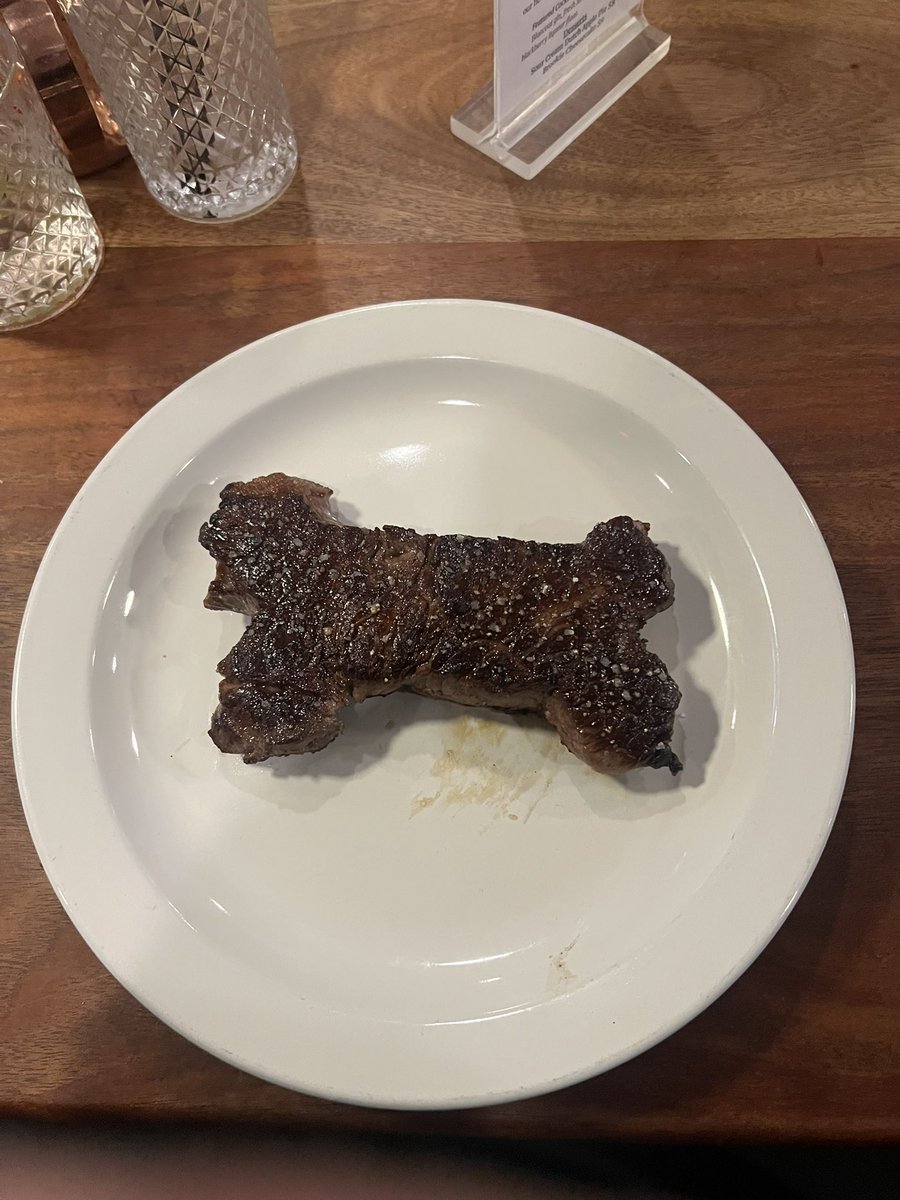 MY FRIEND WHO WORKS AT MY LOCAL BAR MADE ME STEAK AS A FINAL SEND OFF AND HE MADE IT SHAPED LIKE A BONE CUS I'M A DOGGY 🐺🖤