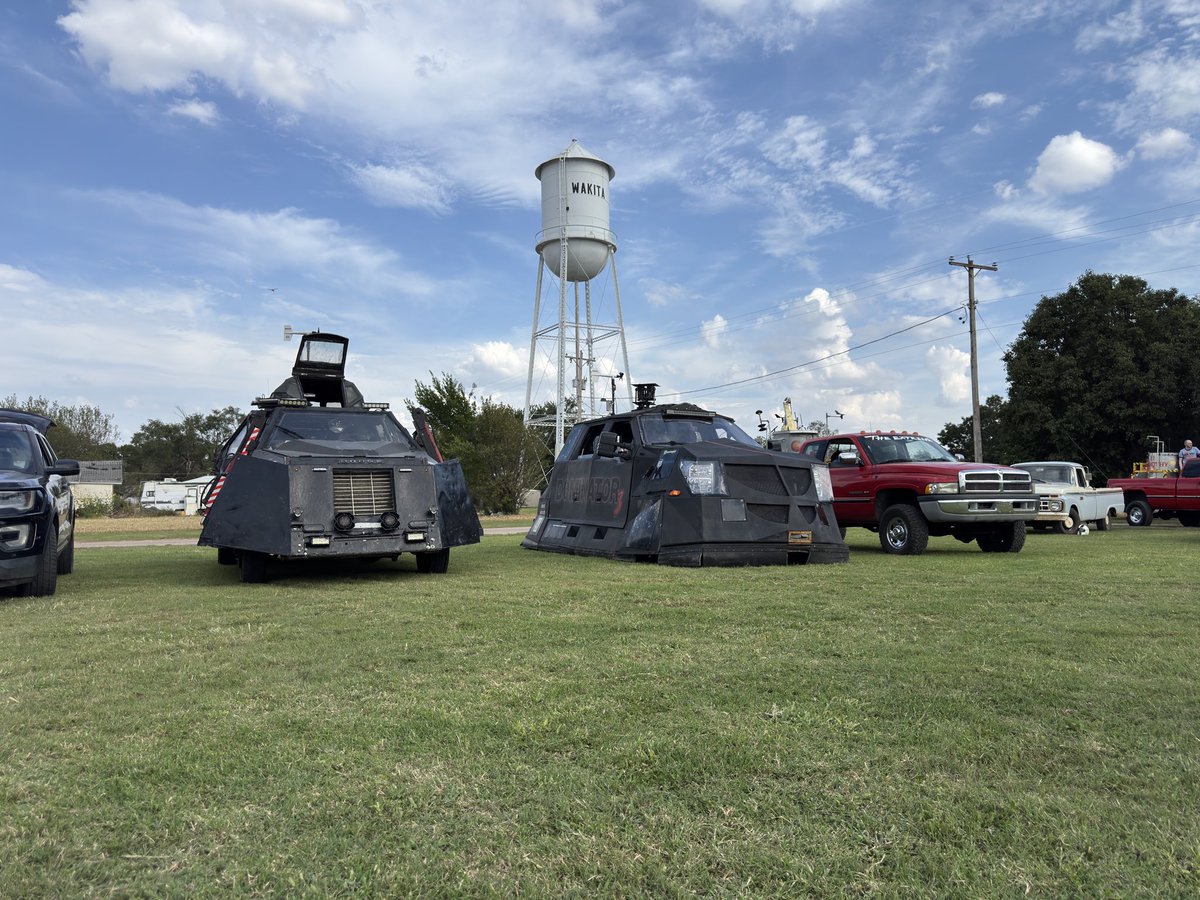 evanjames_wx's tweet image. What a day everyone, thanks for coming out! Wakita 2025 was an absolute blast!! @AStormofPassion @TuckerWilliam88 @TwisterFanatics @JesseGillett1 @DontTofu @jlkillen03 @_RyanShepard @Stormchaser_TS @WillClay25 @ReedTimmerUSA