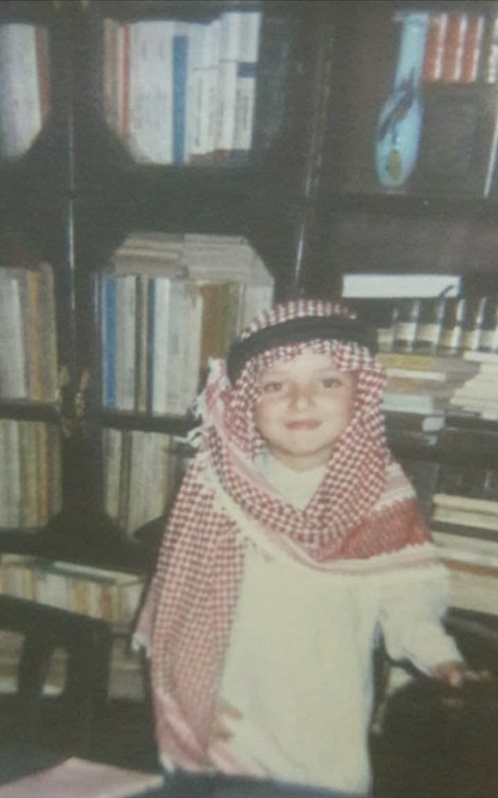 "طفولتي بين رفوف الكتب، بثوب العرب وعقاله، كانت أول ملامح هويتي وأجمل إرثي.