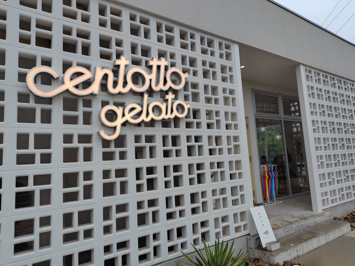 長野県信濃町のチェントットジェラートのジェラートをいただきました。町内の農産物を使ったジェラート店で、今回は花豆とコーンをチョイス。花豆は、ベースのミルクジェラートと花豆の旨味があい、コーンは、とうもろこしのおいしさを堪能できるジェラートでした。ごちそうさまでした。