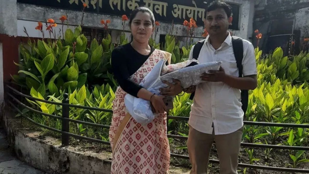 " 20 दिन  की बेटी को लेकर इंटरव्यू दिया सीधे DSP पद पे चयनित "

मध्यप्रदेश की मैहर जिले के वर्षा पटेल , जब इंटरव्यू का कॉल आया था तो उनका बच्चा मात्र 20 दिन का था । 

20 दिन का बच्चा के साथ इंटरव्यू देने पहुंची थी साथ में पति भी थे। सीधे DSP पद पे चयनित हुई और महिला वर्ग में