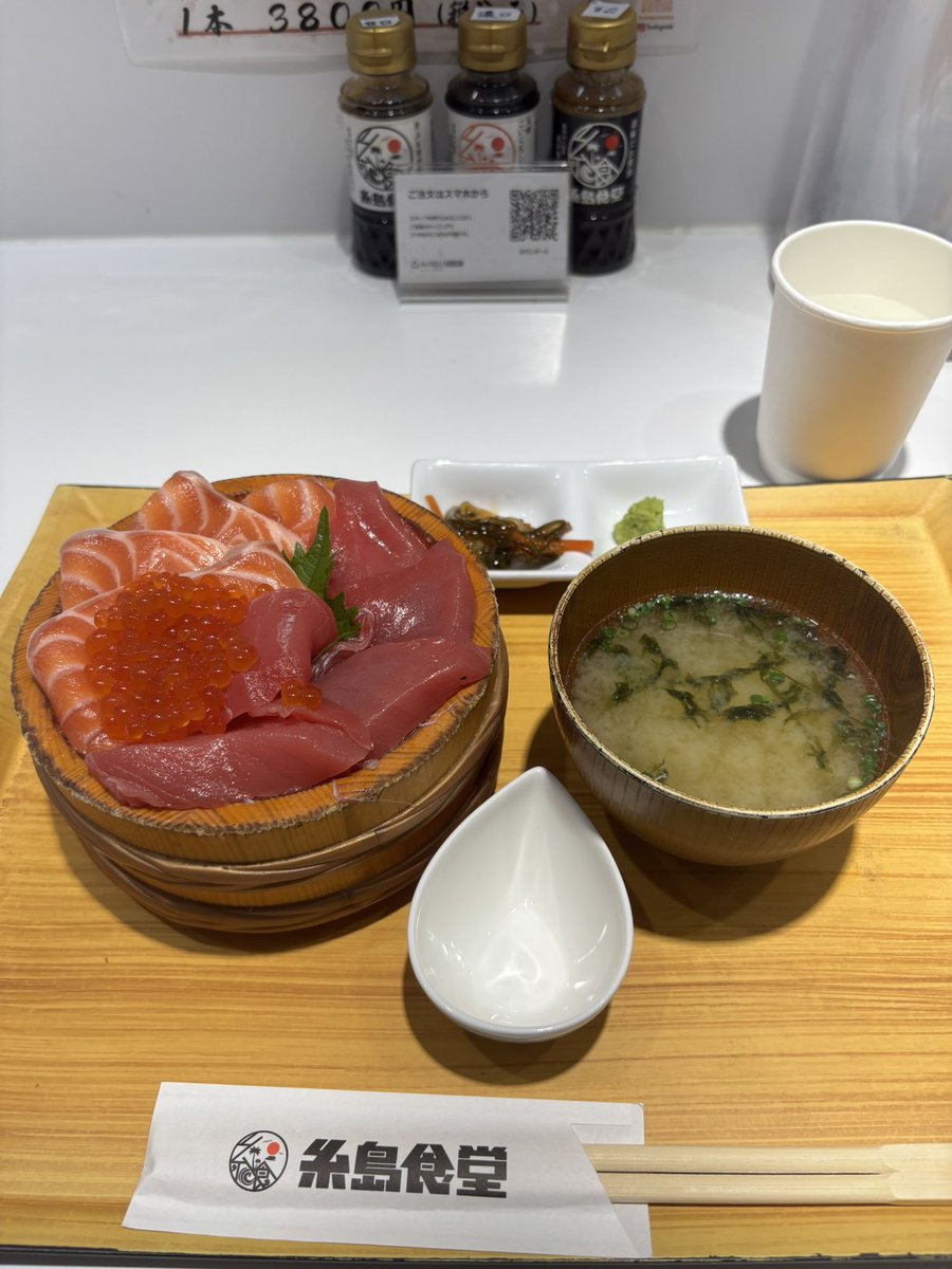 3063G's tweet image. お腹が空いて
何か食べたいと思って
グルグル歩いた結果、
糸島食堂さんで
サーモンマグロいくら丼
を食べました！お腹いっぱい！
さてと、開場時間まで
ウロウロしよっと😆
試合楽しみ😊
#ウナギ・サヤカ 
#OZアカデミー 
#糸島食堂