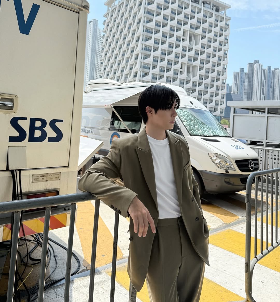 456dadaa's tweet image. เมื่อความเรียบง่ายพบกับเสน่ห์ “ซี พฤกษ์ ”ใน “COS” คือศิลปะที่เคลื่อนไหวได้
ทุกลุคคือผลงานชิ้นเอก

#COSAW25 
#COSThailand 
#NYFW #NYFWSS26 

—- @zee_pruk  #ZeePruk