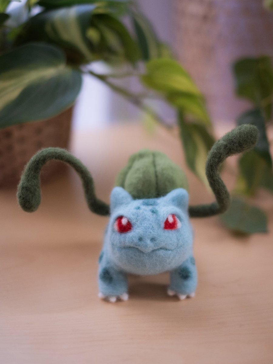 Après 16h de fabrication, Bulbizarre est enfin sorti de l’œuf 🥰 
Je pense que ça a été la peluche la plus complexe que j’ai fabriqué, mais je suis vraiment contente du résultat !