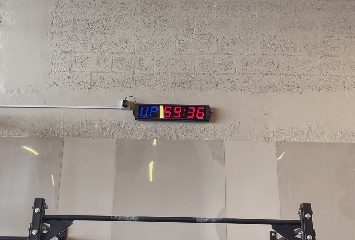 人は体力の限界が近づくと天井を仰ぎはじめるって知ってた？

HyperLimit.