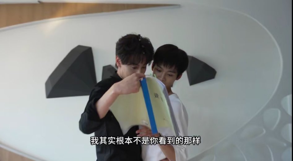 LL4822553085965's tweet image. Take note, gays! This is the PROPER WAY to read the script 🙂↔️: 
1.) one hand of your partner should be placed FIRMLY on your waist. 
2.) bodies should be pressed against each other. LEAVE NO SPACE. 
3.) faces should be INCHES away from each other. 
4.) share ONLY ONE script