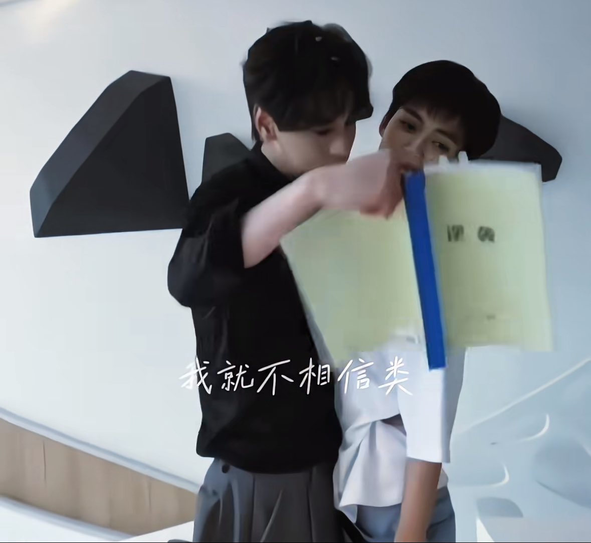 LL4822553085965's tweet image. Take note, gays! This is the PROPER WAY to read the script 🙂↔️: 
1.) one hand of your partner should be placed FIRMLY on your waist. 
2.) bodies should be pressed against each other. LEAVE NO SPACE. 
3.) faces should be INCHES away from each other. 
4.) share ONLY ONE script