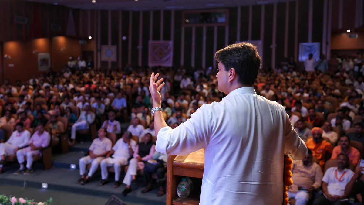 ABV-IIITM, ग्वालियर में विज्ञान भारती द्वारा आयोजित 5th Tech for Sewa Summit के वैलेडिक्टरी सत्र में मुख्य अतिथि के रूप में सम्मिलित होना मेरे लिए गौरव का विषय है।

तकनीक तभी सार्थक है जब वह समाज के अंतिम व्यक्ति तक सेवा और बदलाव पहुँचा सके, इसी सोच के साथ हमारे युवा मस्तिष्कों