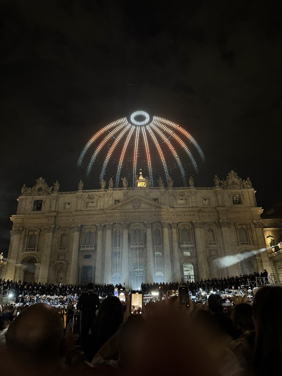 mayemusk's tweet image. An incredible evening 🤩 Thank you @Pharrell Andrea Bocelli, the many other performers, @kimbal @NovaSkyStories , the enormous choir and orchestra, and hundreds behind the scenes. 🥰