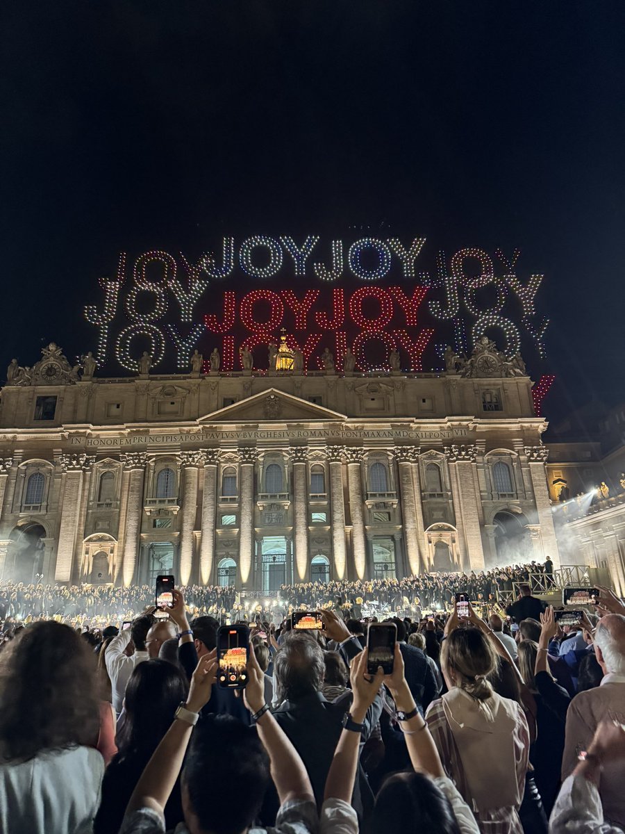 mayemusk's tweet image. An incredible evening 🤩 Thank you @Pharrell Andrea Bocelli, the many other performers, @kimbal @NovaSkyStories , the enormous choir and orchestra, and hundreds behind the scenes. 🥰