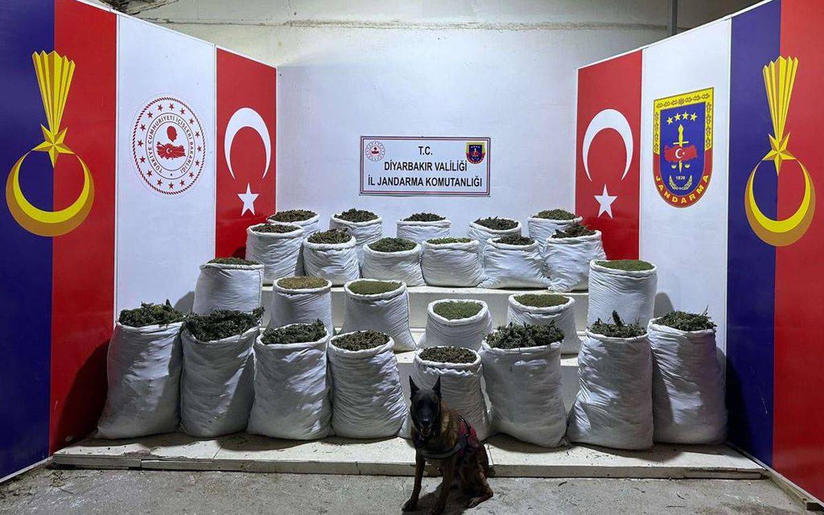 DİYARBAKIR'DA UYUŞTURUCU OPERASYONU
📌Diyarbakır’ın Lice ve Kulp ilçelerinde jandarma ekiplerinin düzenlediği operasyonda 269 kilogram esrar ele geçirildi. Bağlantılı oldukları belirlenen 34 şüpheli gözaltına alınırken, 18’i tutuklandı.