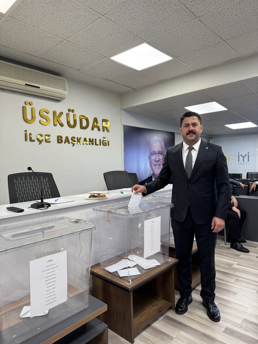 Üsküdar ilçemizde delege seçimleri için oyumuzu kullandık.
Delege seçimlerimizin partimize ve ülkemize hayırlı olmasını temenni ediyorum.

Aday olan tüm dava arkadaşlarıma başarılar diliyor, oy kullanarak parti içi demokrasimize katkı sunan bütün üyelerimize gönülden teşekkür