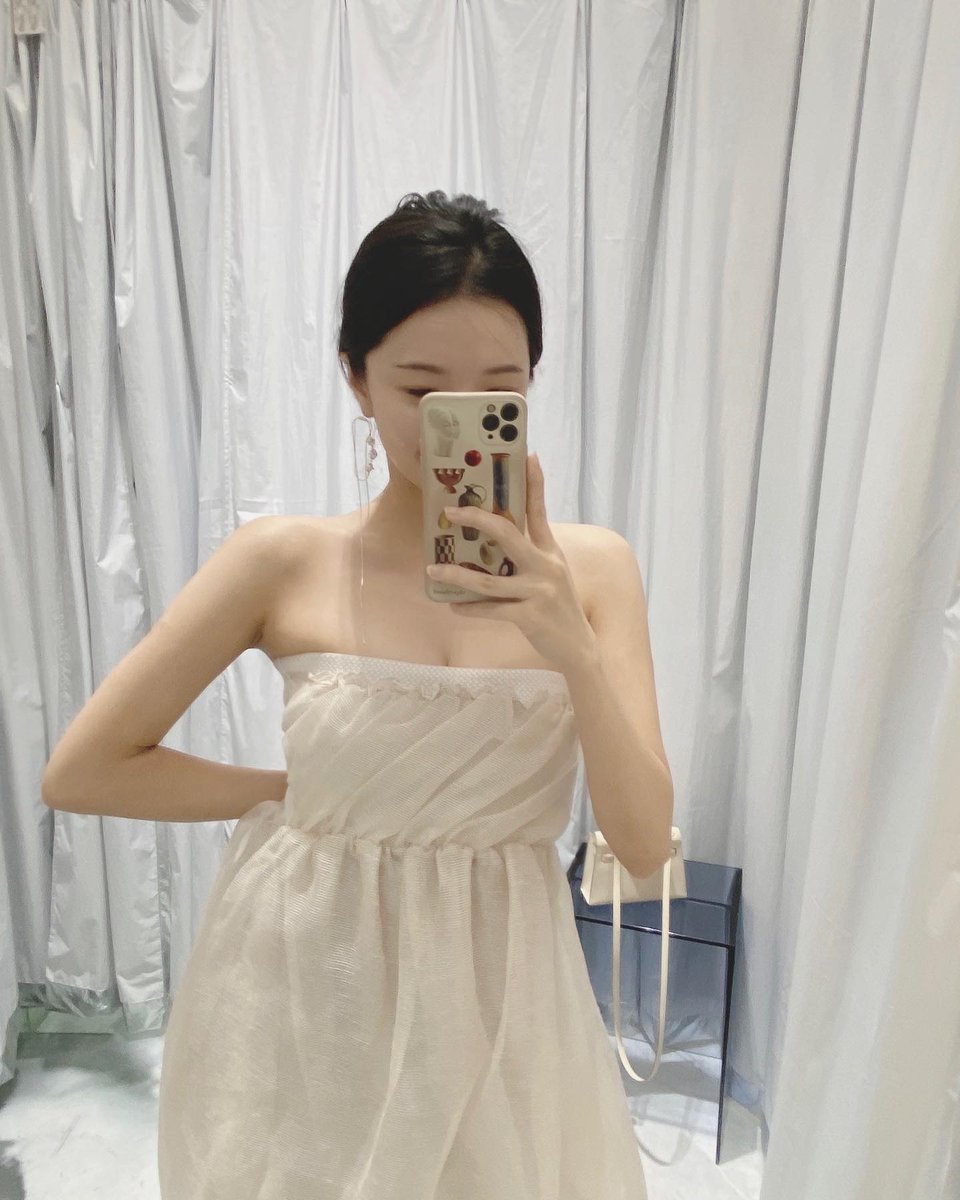 Fridaycdd's tweet image. Look, do you notice any differences between these two photos?