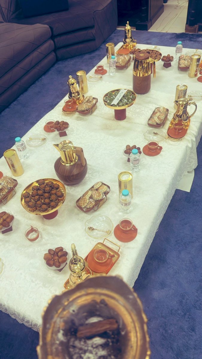 الطاقم بالمدرسة(عددهم ٢٨ )مسوين جدول ضيافة كل يوم وحدة تقهوين.
كثّر خيركم بس متى اغيب؟