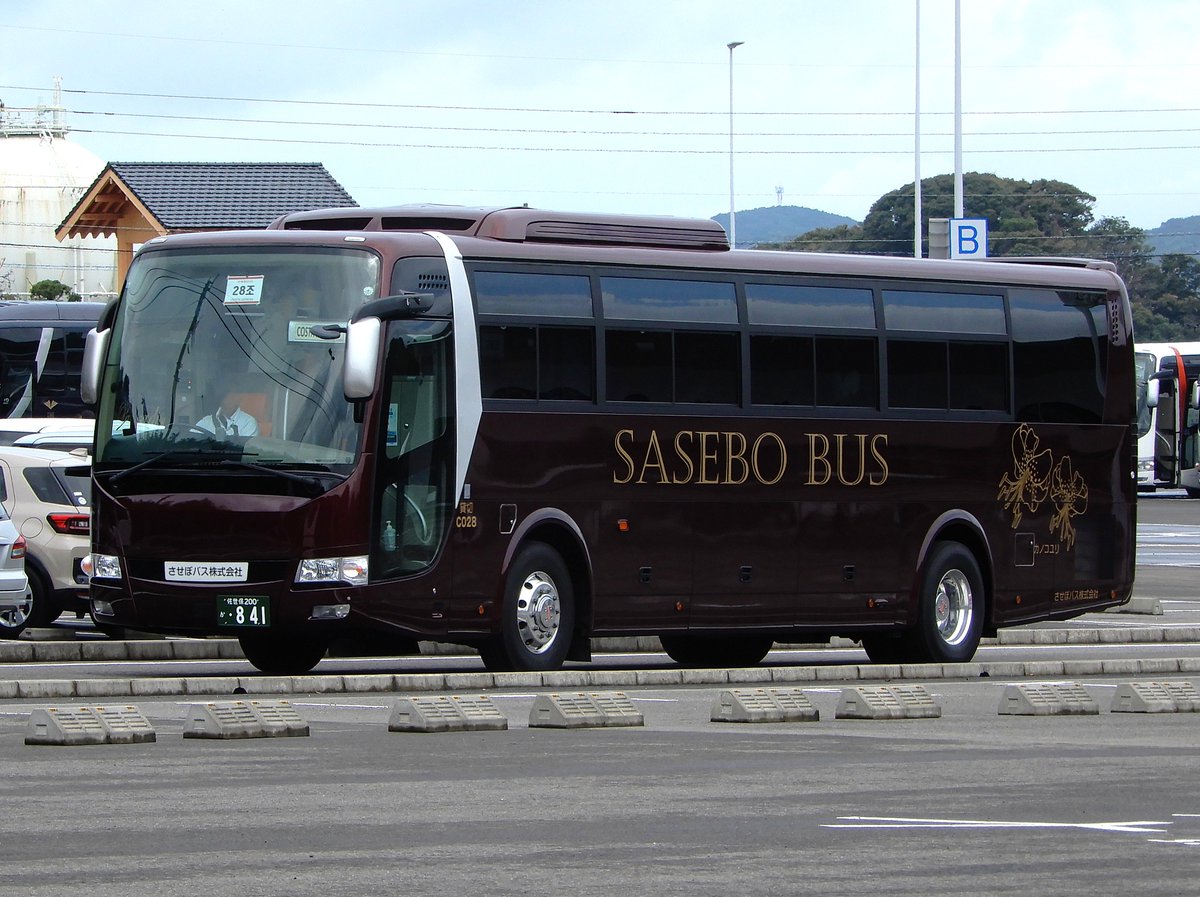 佐世保200か841。させぼバスC028号車です。
年式･出自不明のQ×G-MS96VP。最近登録されたばかりの車になりますが詳細は不明。

させぼバスでは初のMS96（※なお、MM96の導入経験はあり）です。
運転席座席の色が橙色というのが、遠くからでもよく目立ちますね。