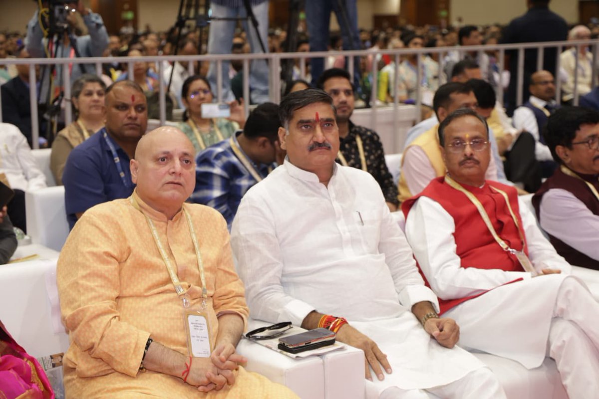 माननीय केंद्रीय गृह-सहकारिता मंत्री जी ने  इस महत्वपूर्ण सम्मेलन का आयोजन उनके लोकसभा क्षेत्र गांधीनगर में होने हेतु गौरव व्यक्त करते हुए बताया कि, हिंदी भारतीय भाषाओं की स्पर्धक नहीं है, जिसका सबसे बड़ा उदाहरण गुजरात है। उन्होंने आज लोकार्पित हुए हिंदी भाषा के संस्करणों के बारे