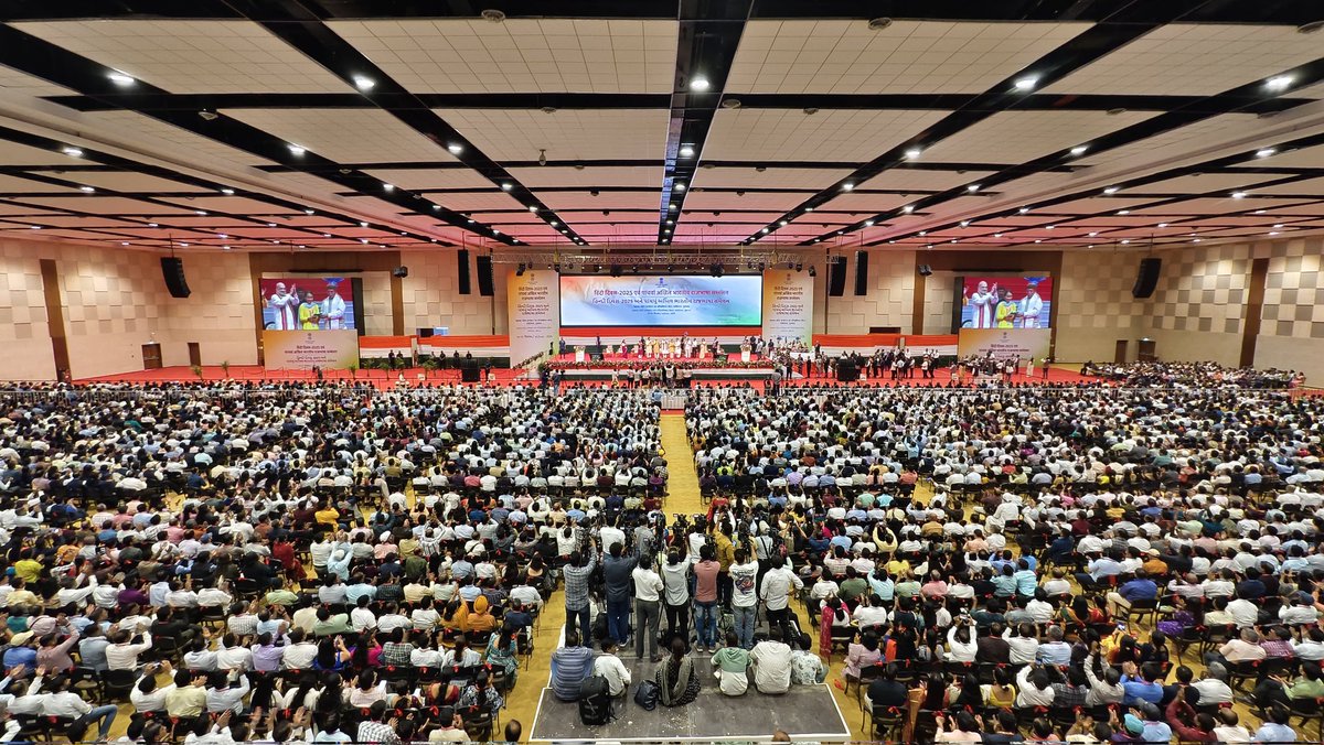 माननीय मुख्यमंत्री जी ने सभी को 'हिंदी दिवस' की शुभकामनाएं देने के साथ माननीय प्रधानमंत्री श्री नरेन्द्रभाई मोदी के भाषा प्रेम का संदर्भ देते हुए कहा था की, उन्हीं के प्रयासों के कारण आज हिंदी दिवस एक उत्सव ही नहीं रहा, बल्कि यह हमारी भाषा के संरक्षण का संकल्प बन गया है।
उन्होंने