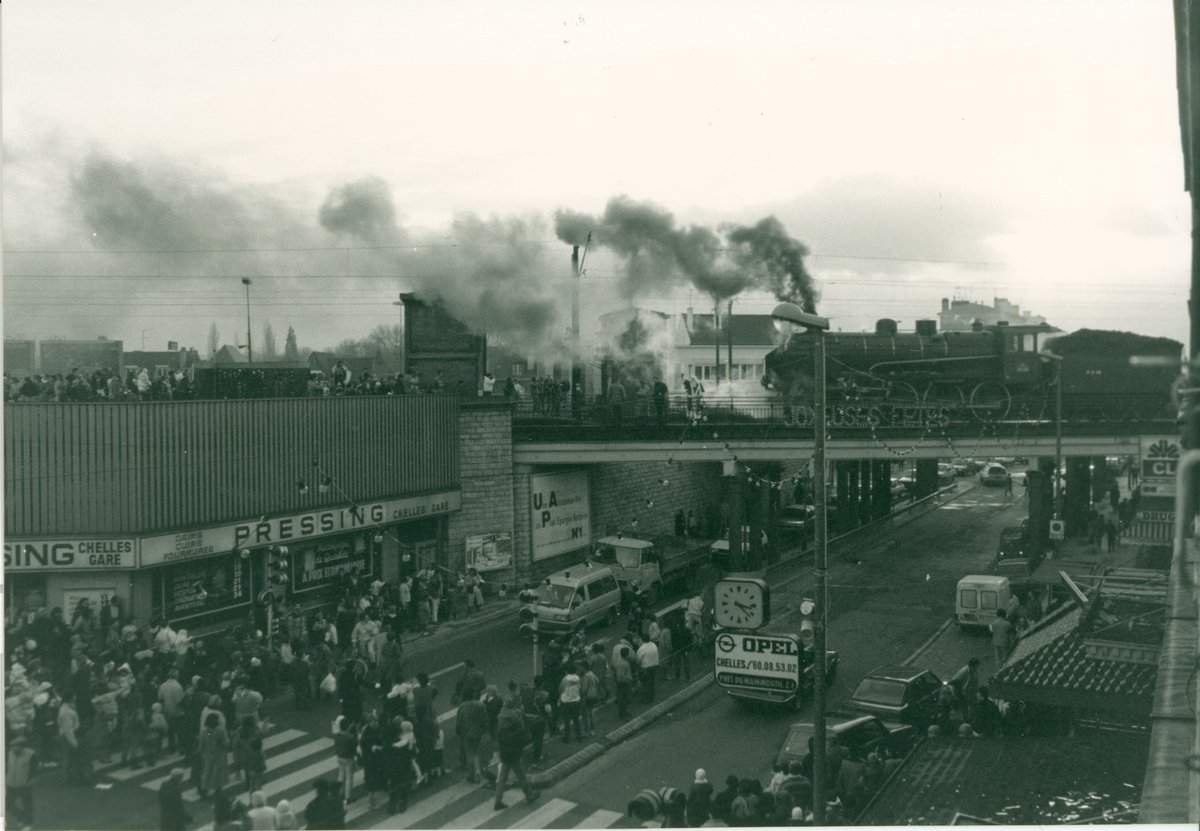 🚂 
Gare de Chelles dans les années 1960’ au niveau du pont enjambant l’avenue de la Résistance (en premier plan) et l’avenue Foch.

En 1962 la voie ferrée est électrifiée en 25000 volts et durant plusieurs années cohabiteront des circulations électriques et à vapeur.