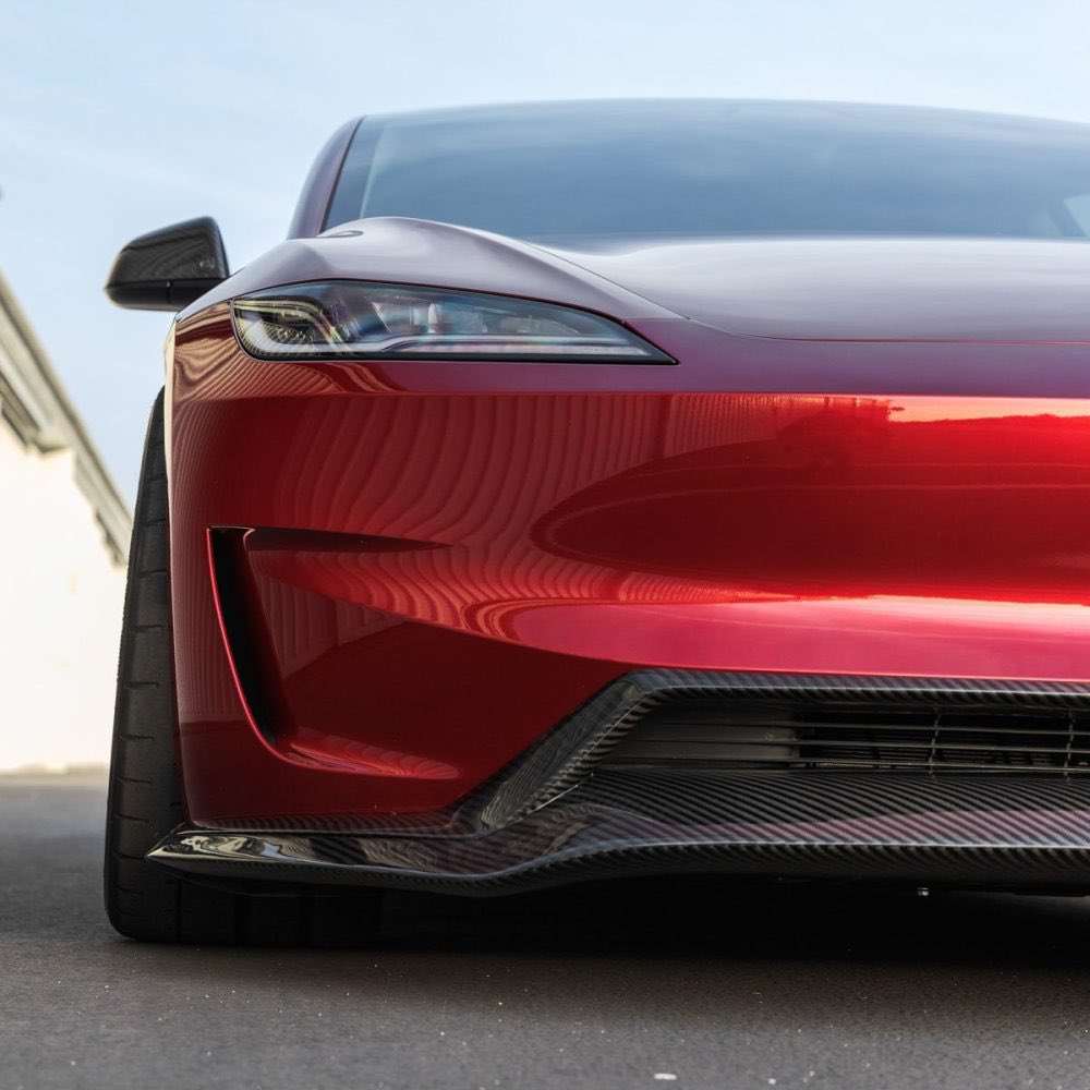 UPTeslaJapan's tweet photo. 【新商品｜Model 3 Highland フロントレーシングディフューザー】
高品質ドライカーボン製で存在感抜群。サテン/グロス仕上げから選べ、街でもサーキットでも映える唯一無二のスタイルへ。空力効率UPで安定性も向上。ボルトオンで簡単装着。

#unpluggedperformance #up #tesla #teslamodel3 #custom https://t.co/SDk5ki3IcU