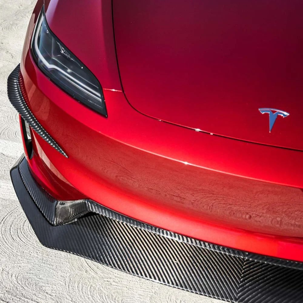 UPTeslaJapan's tweet photo. 【新商品｜Model 3 Highland フロントレーシングディフューザー】
高品質ドライカーボン製で存在感抜群。サテン/グロス仕上げから選べ、街でもサーキットでも映える唯一無二のスタイルへ。空力効率UPで安定性も向上。ボルトオンで簡単装着。

#unpluggedperformance #up #tesla #teslamodel3 #custom https://t.co/SDk5ki3IcU